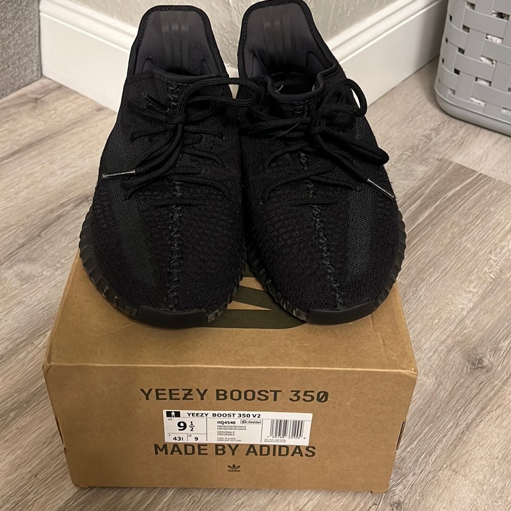 AUTHENTIC Yeezy Boost 350 V2 Size 9.5